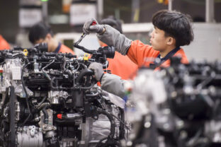 In the Geely Automobile Factory in Linhai City, Zhejiang Province, the entire assembly line has been busy making new cars.