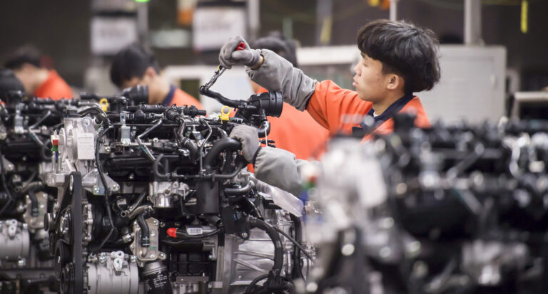 In the Geely Automobile Factory in Linhai City, Zhejiang Province, the entire assembly line has been busy making new cars.