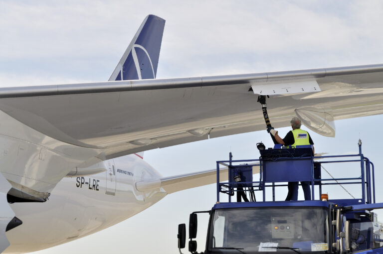 Refueling a plane
