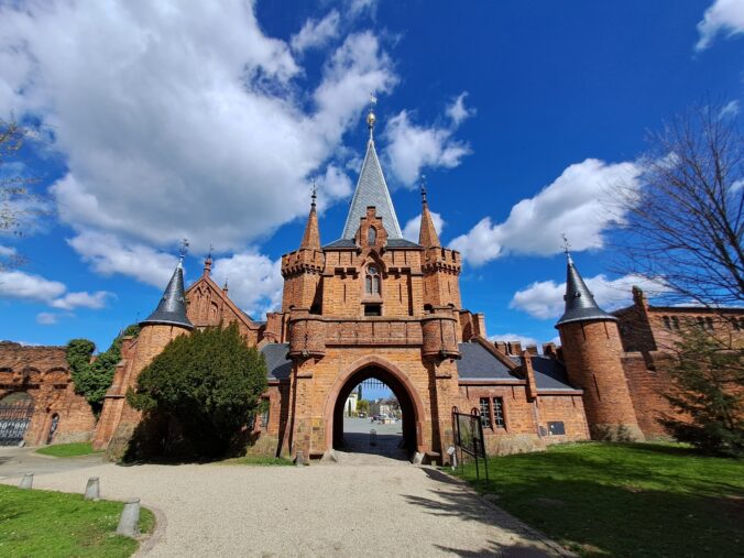 Hradec nad Moravicí, brána Červeného zámku