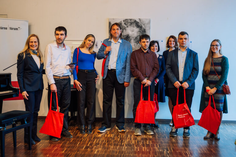 Výnimočná medzinárodná výstava „UMENIE NA SPEKTRE / KUNST IM SPEKTRUM“ v Bratislave
