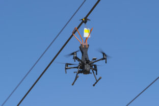 Inštalácia prvku pomocou dronu