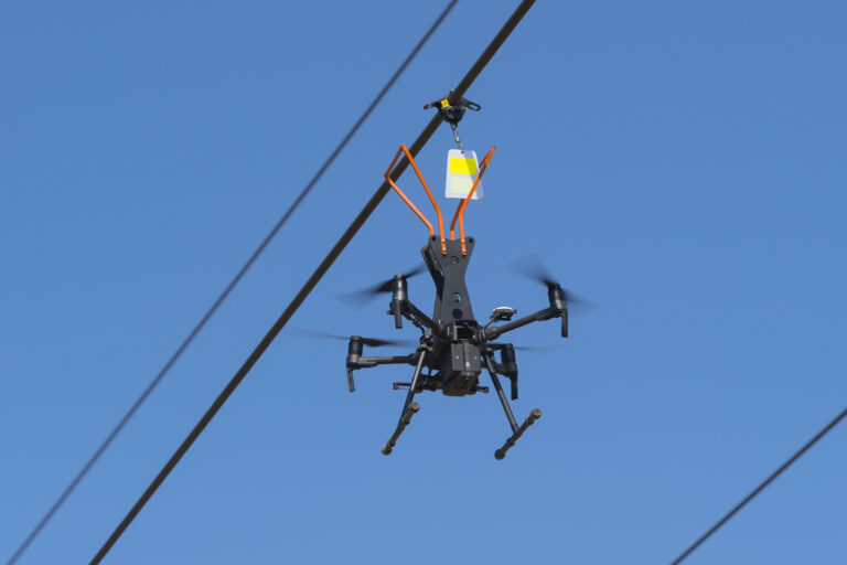 Inštalácia prvku pomocou dronu