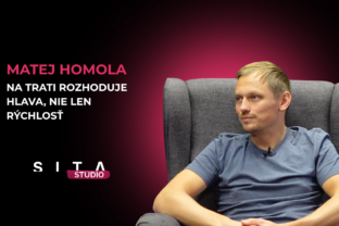 Matej Homola v rozhovore s Matejom ,,Mettom" Martinčekom počas nahrávania novej epizódy video podcastu v Štúdiu SITA.