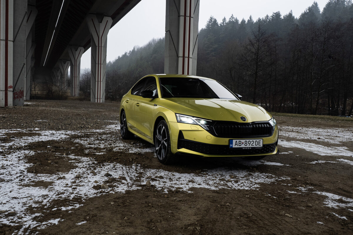Predný pohľad na Škodu Octavia Sportline