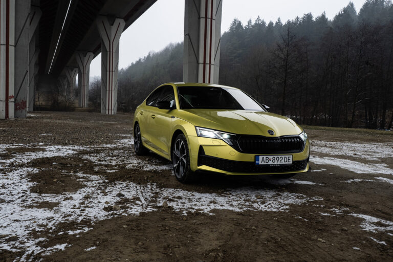 Predný pohľad na Škodu Octavia Sportline