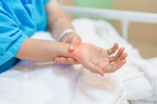 Z plastovej fľaše liek? Vedci šokovali svet, baktérie menia odpad na nádej pre ľudí s Parkinsonom