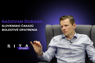 Radovan Ďurana v rozhovore s Danielom Lukáčom a Stanislavom Janotom počas nahrávania novej epizódy video podcastu Konzervatívna kaviareň v Štúdiu SITA.