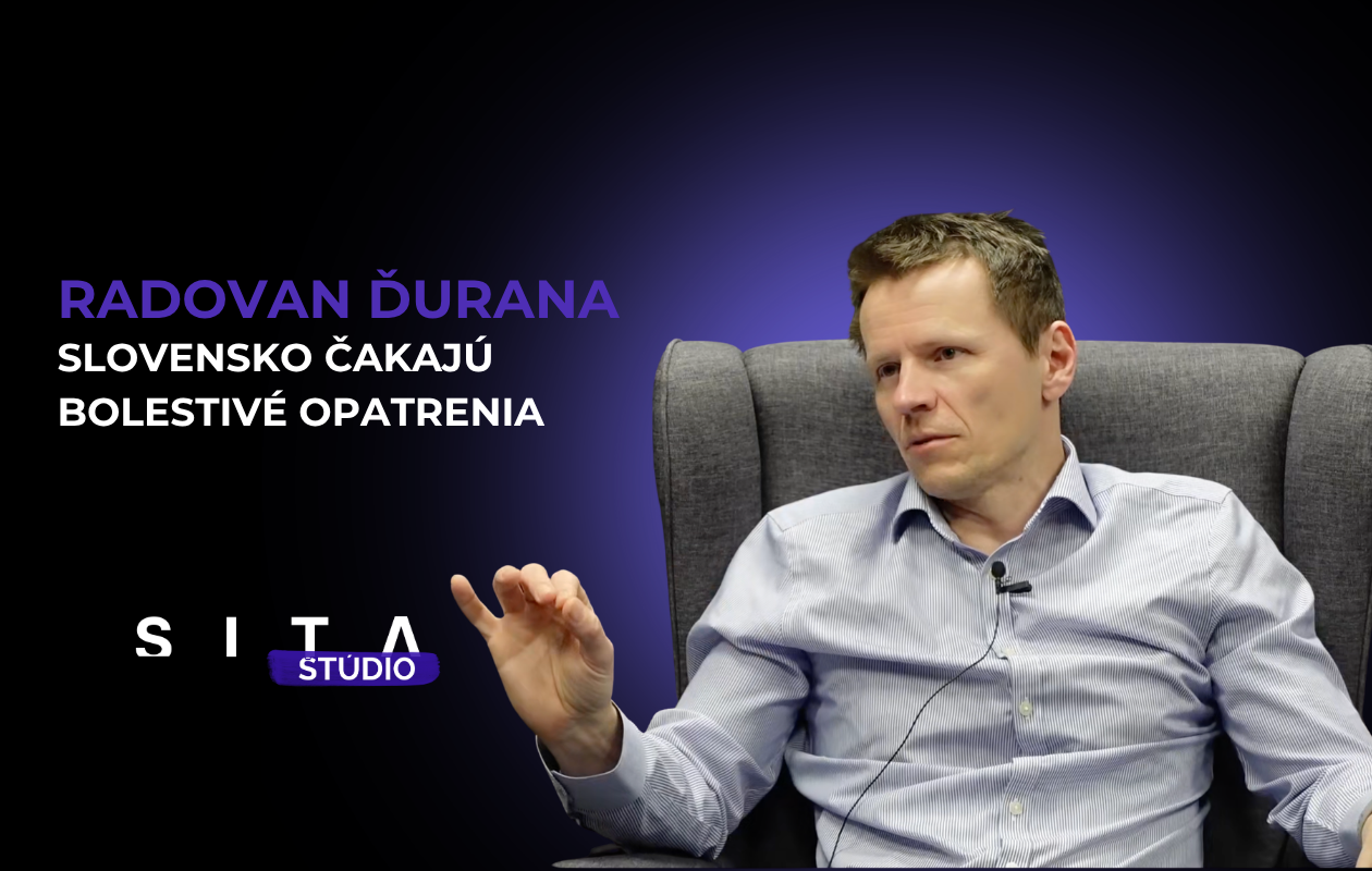 Radovan Ďurana v rozhovore s Danielom Lukáčom a Stanislavom Janotom počas nahrávania novej epizódy video podcastu Konzervatívna kaviareň v Štúdiu SITA.