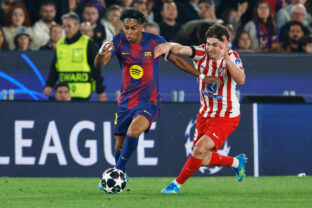 Julian Alvarez (Atlético Madrid) sa snaží zastaviť Lamina Yamala z FC Barcelona počas prvého štvrťfinálového zápasu Ligy majstrov 2025/2026. Barcelona, 8. apríl 2026.