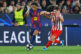 Julian Alvarez (Atlético Madrid) sa snaží zastaviť Lamina Yamala z FC Barcelona počas prvého štvrťfinálového zápasu Ligy majstrov 2025/2026. Barcelona, 8. apríl 2026.