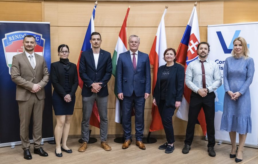 Prvé medzinárodné fórum policajných orgánov a prokuratúry krajín V4 na tému boja proti trestnej činnosti obchodovaniu s ľuďmi v Budapešti.