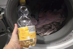 Ľudia v zahraničí prilievajú do práčky obyčajný ocot