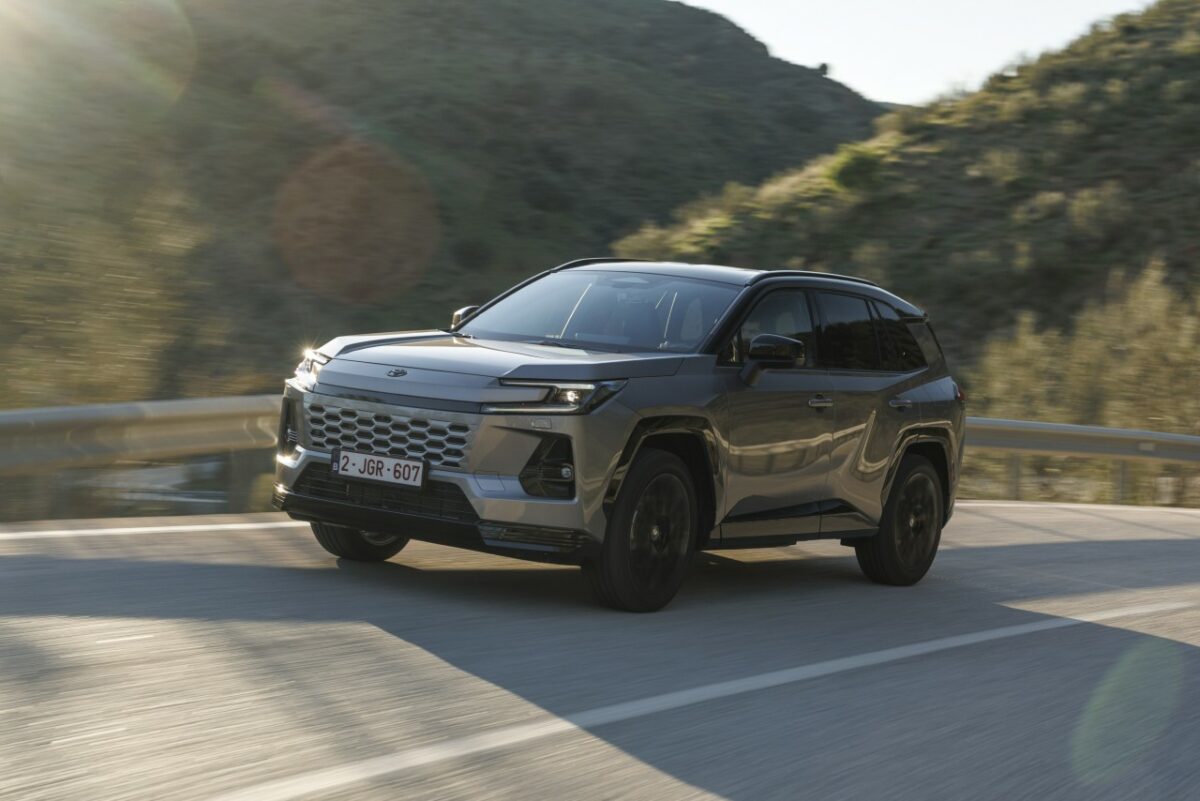2026_rav4_hev_avantgarde_bronze_dynamic_003.jpg