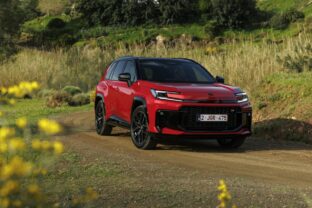 2026_rav4_hev_grs_emotional_red__dynamic_001.jpg