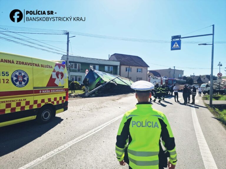 Havária autobusu v obci Dobrá Niva, zasahoval aj záchranársky vrtuľník a do nemocníc záchranári transportovali 9 pacientov. Dobrá Niva, 3. máj 2026.