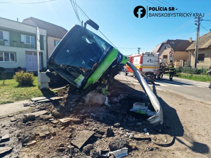 Havária autobusu v obci Dobrá Niva, zasahoval aj záchranársky vrtuľník a do nemocníc záchranári transportovali 9 pacientov. Dobrá Niva, 3. máj 2026.
