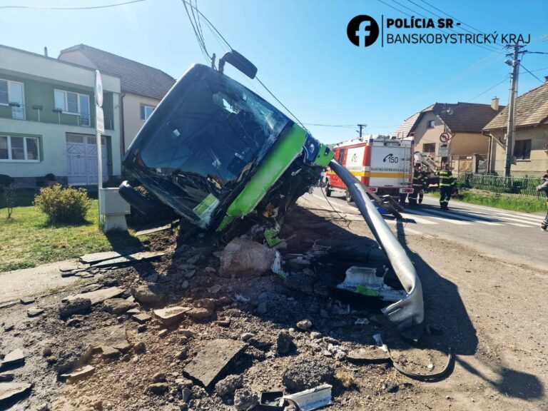 Havária autobusu v obci Dobrá Niva, zasahoval aj záchranársky vrtuľník a do nemocníc záchranári transportovali 9 pacientov. Dobrá Niva, 3. máj 2026.