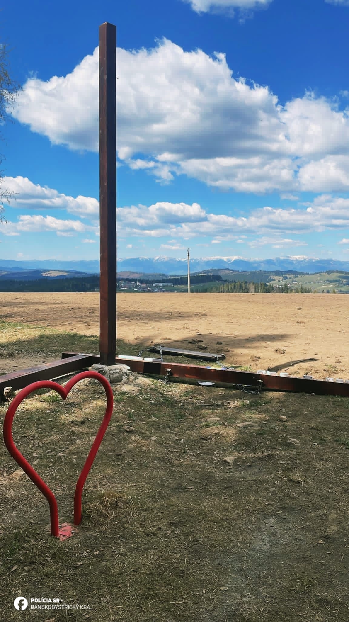 V obci Lom nad Rimavicou sa zrútila obľúbená atrakcia, nachádzali sa na nej traja ľudia. 