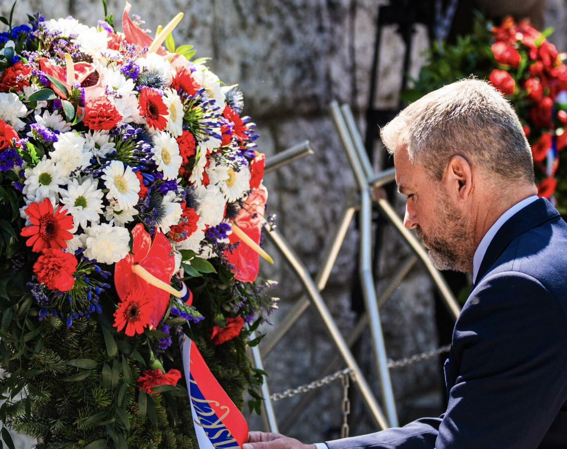 Nech je koniec druhej svetovej vojny varovan&iacute;m. Pellegrini si žel&aacute;, aby matky už nikdy nemuseli oplak&aacute;vať hroby svojich synov - SITA.sk
