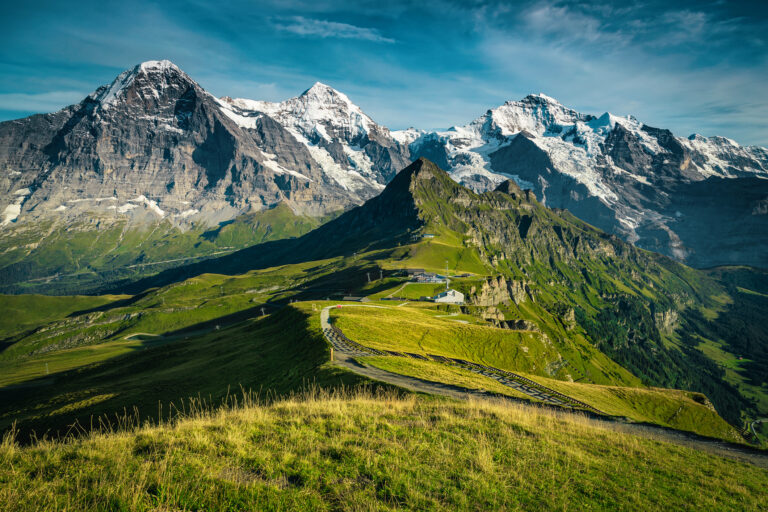 Letná turistika vo Švajčiarskych Alpách láka čoraz viac ľudí. Od nenáročných túr až po adrenalínové zážitky