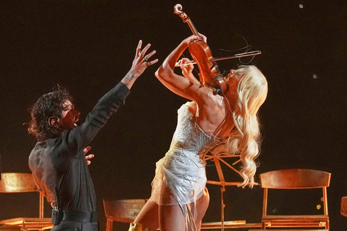 Top foto dňa (13. m&aacute;j 2026): S&uacute;ťaž Eurovision, slnečnica na križovatke, starovek&eacute; chr&aacute;my a Bahrajnsk&aacute; doprava - SITA.sk