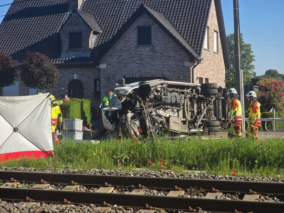Vlak narazil v Belgicku do &scaron;kolsk&eacute;ho autobusu, nehoda si vyžiadala obete - SITA.sk