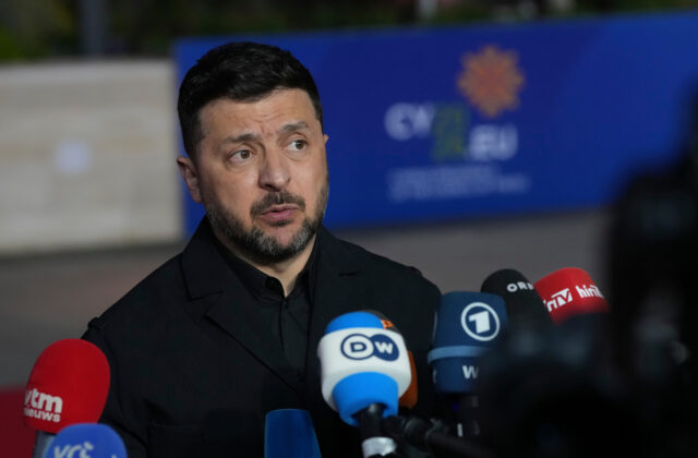 Zelenskyj varoval spojencov Ruska pred účasťou na vojenskej prehliadke v Moskve