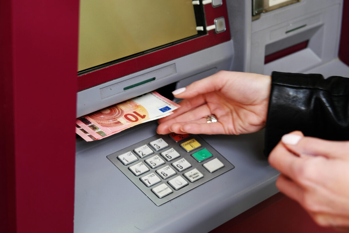 výber peňazí z bankomatu