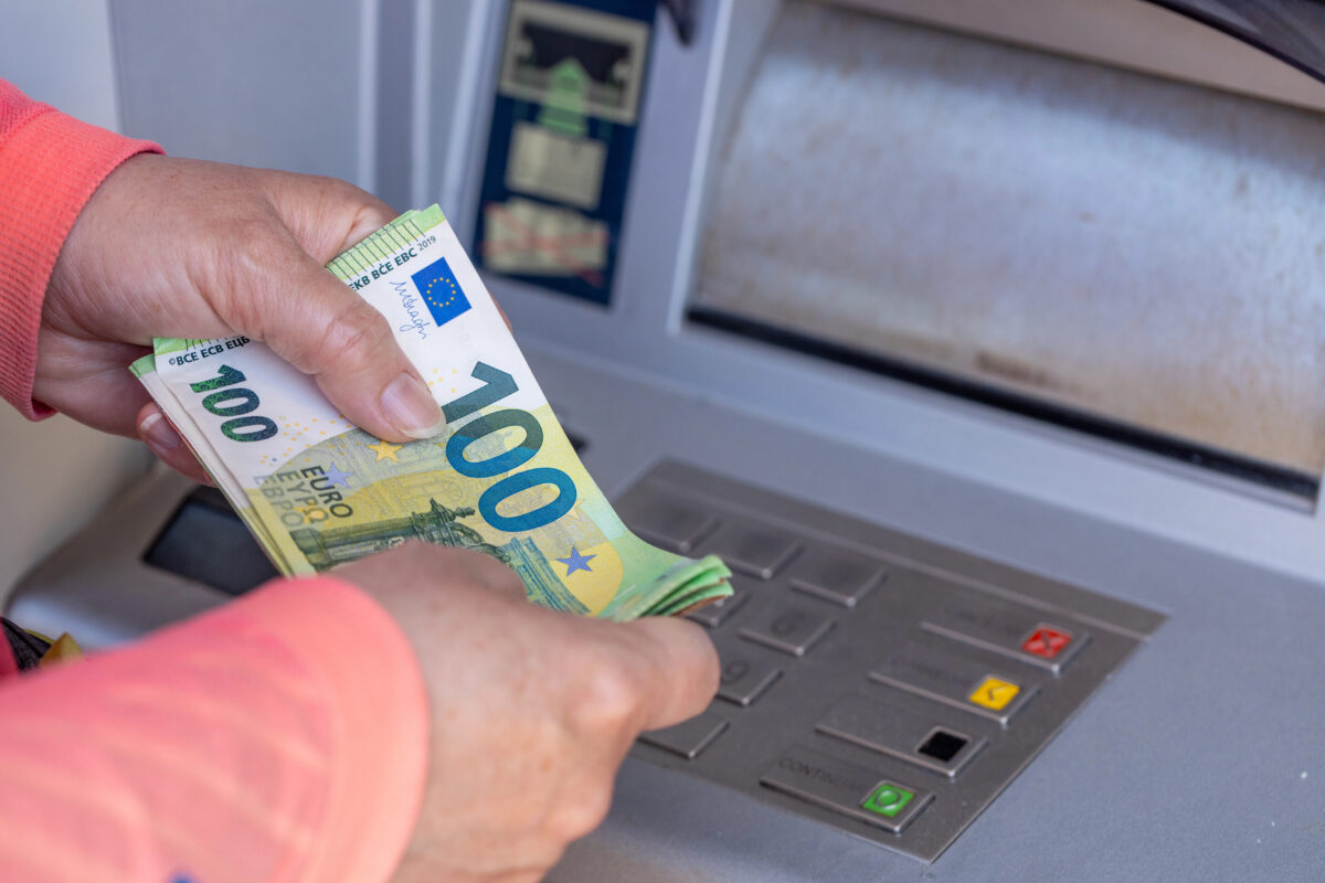 Výber peňazí z bankomatu