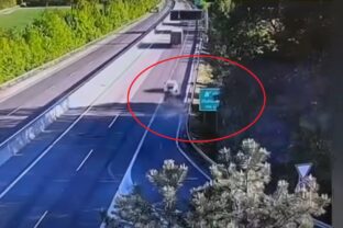 Dopravná nehoda na diaľnici D1 v smere z Trenčína na Trnavu, auto skončila na streche.