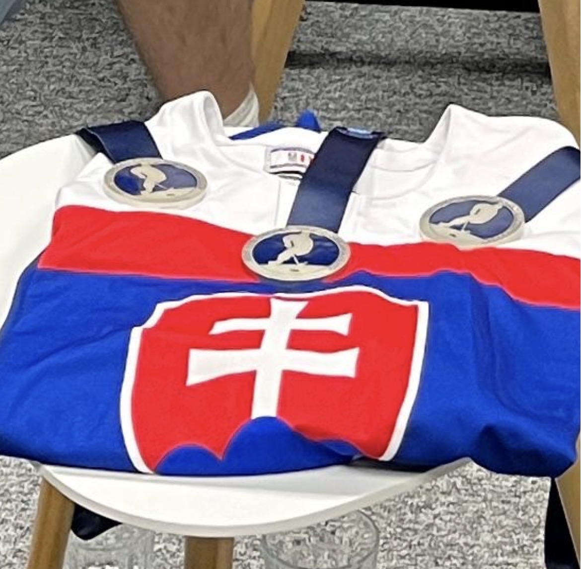 Mladí slovenskí hokejoví reprezentanti doniesli do štúdia SITA ukázať aj strieborné medaily.