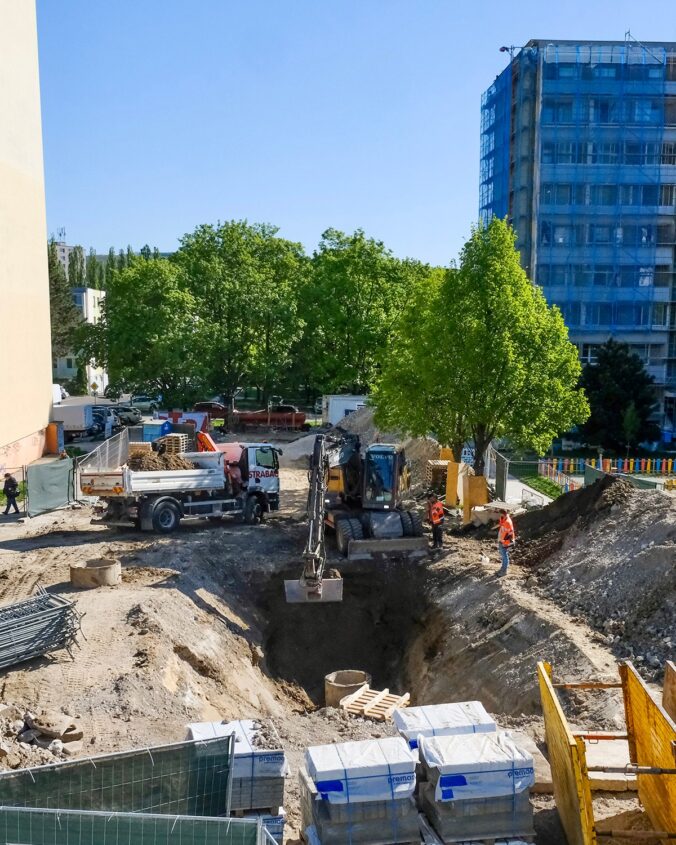 Rekonštrukcia okolia Domu služieb v Dúbravke