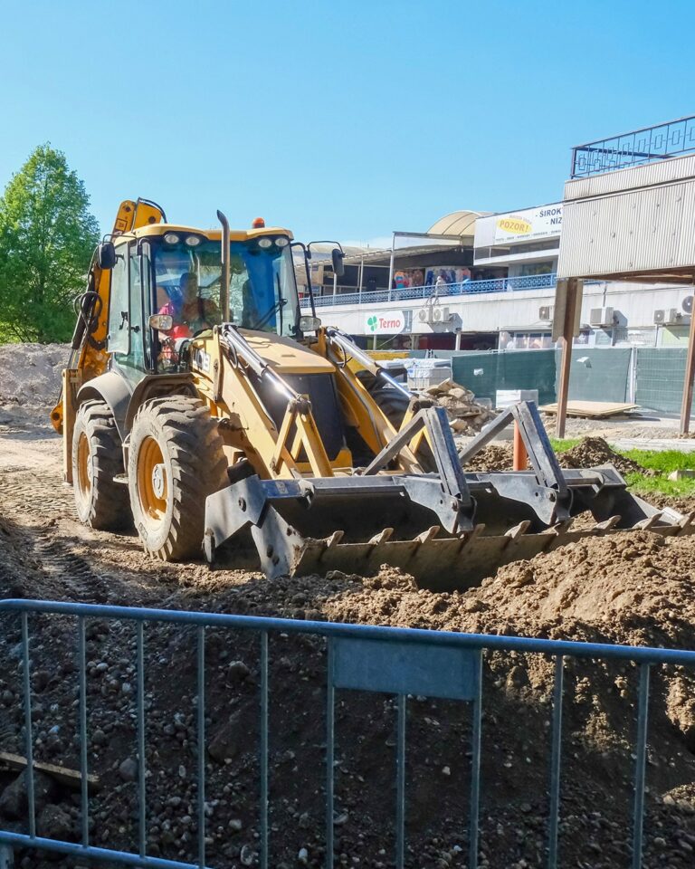 Rekonštrukcia okolia Domu služieb v Dúbravke