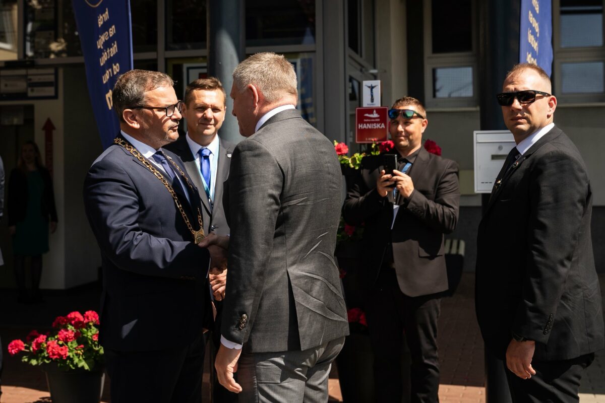 Ficova vl&aacute;da rokovala v okrese Ko&scaron;ice-okolie, pre tri okresy schv&aacute;lil viac ako 2,9 mili&oacute;n eur &ndash; VIDEO, FOTO - SITA.sk