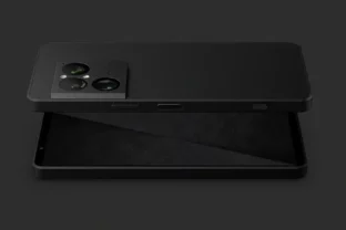 Xperia VIII výraznejšie zmenila dizajn proti svojej sedmičkovej predchodkyni. Je to vidieť hlavne na chrbte pri odlišnom module fotoaparátu, ktorý je teraz štvorcový, namiesto skoršieho vertikálneho podlhovastého.