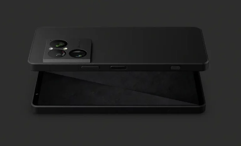 Xperia VIII výraznejšie zmenila dizajn proti svojej sedmičkovej predchodkyni. Je to vidieť hlavne na chrbte pri odlišnom module fotoaparátu, ktorý je teraz štvorcový, namiesto skoršieho vertikálneho podlhovastého.