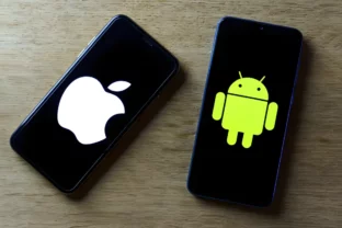 IPhone a Android si konečne rozumejú: EÚ zbúrala múry, ktoré Apple a Google roky stavali