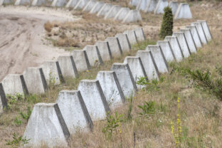 Concrete dragon's teeth as a tank barrier