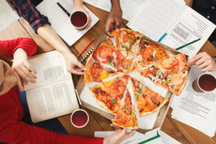 Students learning and eating pizza