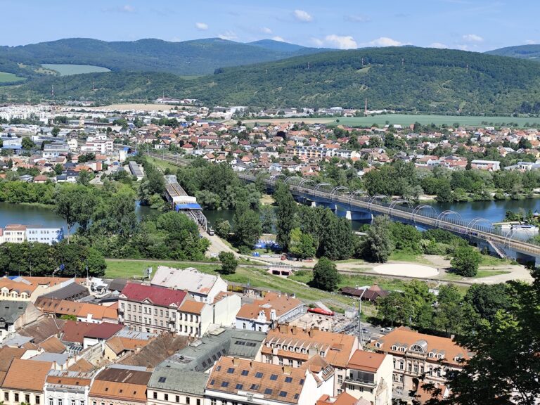 Pohľad na Trenčín z hradu