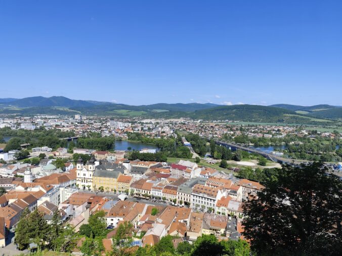 Pohľad na Trenčín z hradu