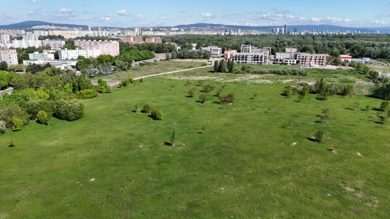 Územie na konci Petržalky, kde v budúcnosti vyrastie Kampus zdravia a športu BSK