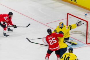 Kanadský útočník John Tavares prekonáva švédskeho brankára Magnusa Hellberga, bol to prvý gól MS v hokeji 2026. Fribourg, 15. máj 2026.