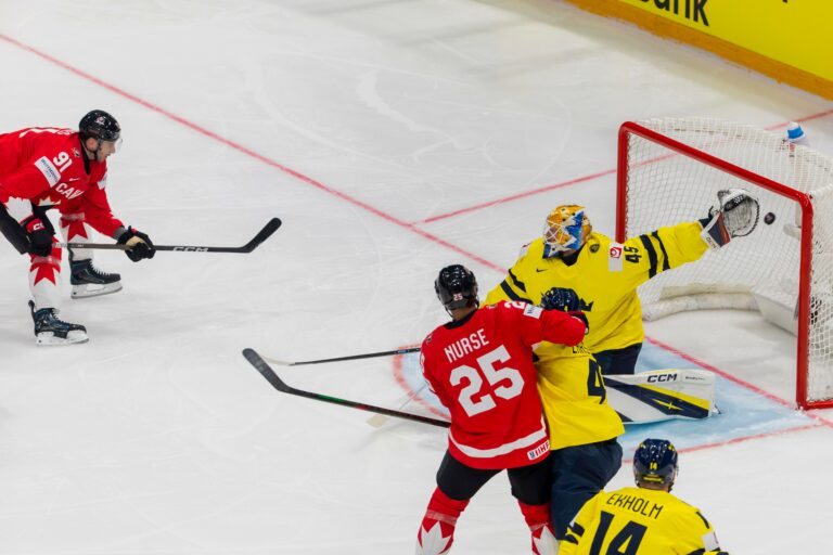 Kanadský útočník John Tavares prekonáva švédskeho brankára Magnusa Hellberga, bol to prvý gól MS v hokeji 2026. Fribourg, 15. máj 2026.