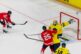 Kanadský útočník John Tavares prekonáva švédskeho brankára Magnusa Hellberga, bol to prvý gól MS v hokeji 2026. Fribourg, 15. máj 2026.