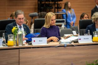 Ministerka hospodárstva Denisa Saková počas rokovaní na Cypre.