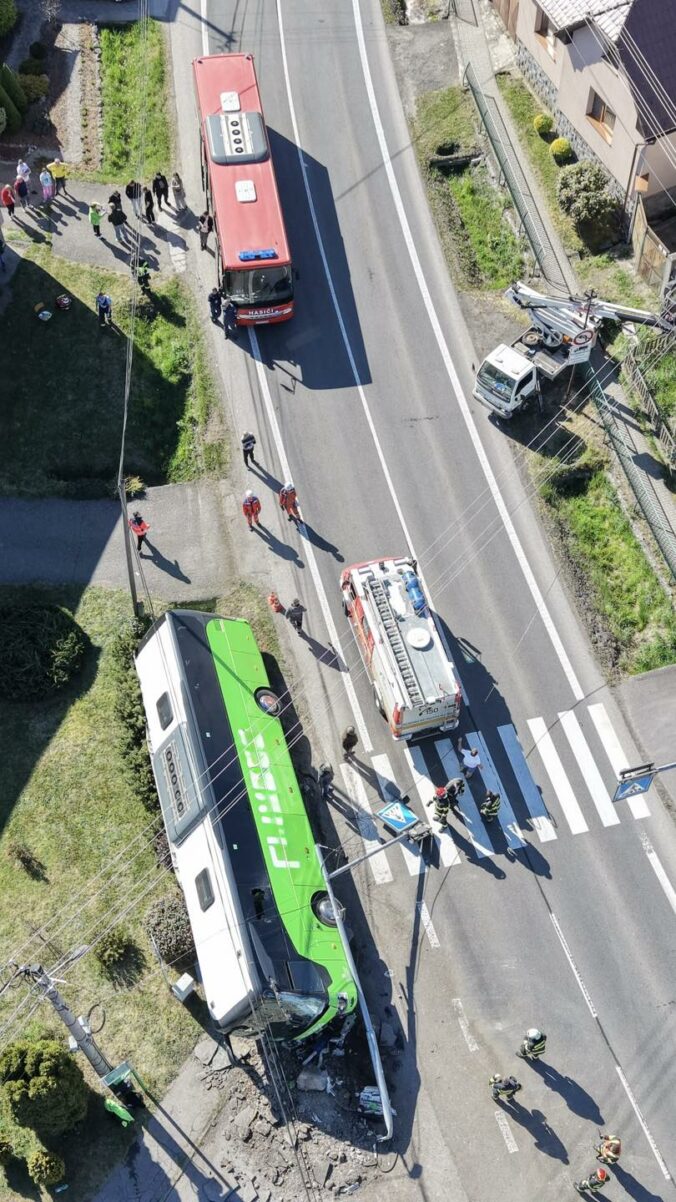 Havária autobusu v obci Dobrá Niva, zasahoval aj záchranársky vrtuľník a do nemocníc záchranári transportovali 9 pacientov. Dobrá Niva, 3. máj 2026.