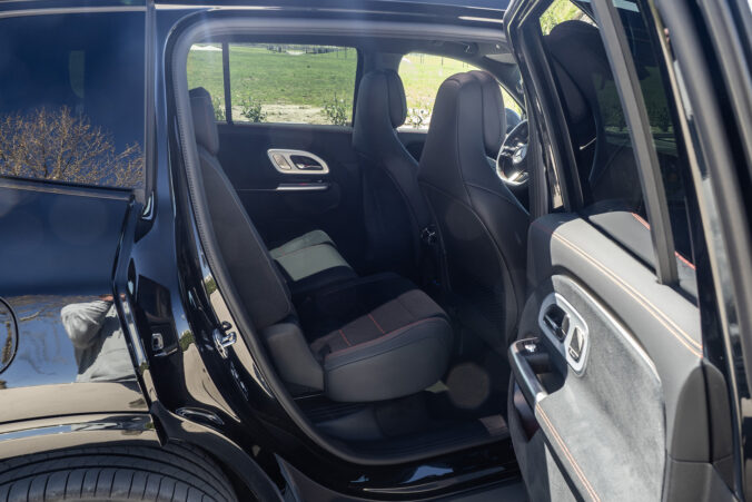 Mercedes GLB poskytuje komfortný priestor pre cestujúcich vzadu.