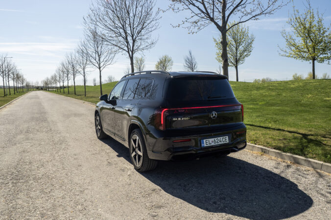 Základná silueta Mercedesu GLB nadväzuje na predchodcu.